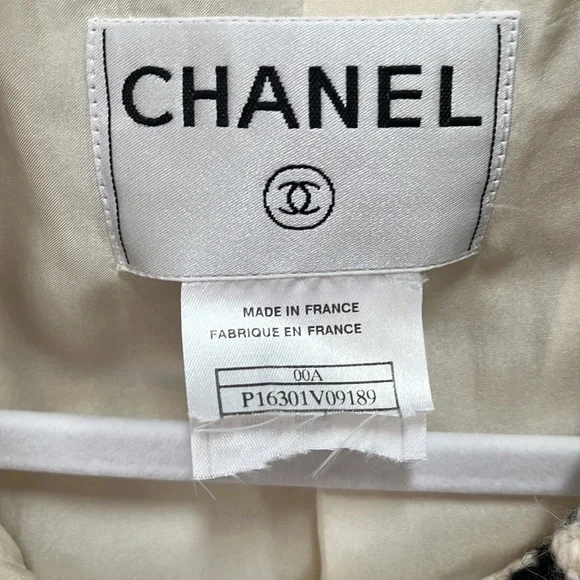 CHANEL Vintage Wool Boucle Long Jacket - Picture 6 of 16